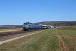 225 002 und 225 802 der EGP ziehen den VW Autozug aus Mosel nach München bei Oberteich gen Süden.