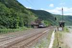 E189 212 / ES 64 F4 212 mit einem Containerzug bei dei der Einfahrt in Kaub.