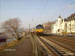 6611 durchfhrt Rdesheim an dem Rhein mit ein Containerzug.