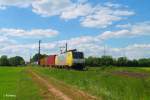 ES64 F4 203 (ex ITL) zieht einen Containerzug bei der Netztrennstelle bei Bischofsheim.