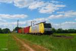 ES64 F4 203 (ex ITL) zieht einen Containerzug bei der Netztrennstelle bei Bischofsheim.