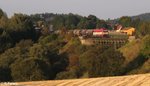 420 13 alias 223 034 zieht ein Kesselzug aus Cheb nach Ingolstadt über das Röslau Viadukt bei Seußen.