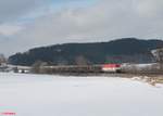 223 031 zieht bei Lengenfeld den Holzzug Schirnding - Deggendorf.