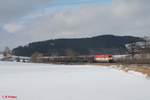 223 031 zieht bei Lengenfeld den Holzzug Schirnding - Deggendorf.