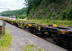 Leerer sechsachsige Gelenk-Drehgestell Containertragwageneinheiten 80´, 37 80 4580 566-3 D-GATXD der Gattung Sggrs (GATX type 9480A), der GATX Rail Germany GmbH, am 22 Juni 2024 im Zugverband bei der Zugdurchfahrt in Scheuerfeld (Sieg).

Der Wagen der Gattung Sggrs(s) wird für den Transport von Containern und Wechselbehältern verwendet und hat drei zweiachsige Drehgestelle. Die Flachwagen sind für 20-, 30-, 40-Fuß-ISO-Container und Wechselbehälter geeignet. 

TECHNISCHE DATEN:
Spurweite: 1.435 mm (Normalspur)
Länge über Puffer: 26.390 mm
Drehzapfenabstand: 2 x 10.425 mm
Achsabstand in den Drehgestellen: 1.800 mm
Raddurchmesser: 920 mm (neu) / 840 mm (abgenutzt)
Ladelänge: 2 x 12.220 mm
Eigengewicht: 25.500 kg
Max. Zuladung: 109,5 t (ab Streckenklasse D)
Max. Geschwindigkeit: 100 km/h (beladen) / 120 km/h (leer)
Intern. Verwendungsfähigkeit: TEN GE / G1