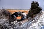 Aufgrund der heutigen Wintersituation, möchte ich die damals heftigere und länger anhaltende Situation zeigen: die Strecke der Hersfelder Kreisbahn bei Hatting am 09.03.1987. Die dünnen Grashalme sind mit eine relativ dicken Eisschicht überzogen. Die HEG Nr.30 ex V 320 bzw. 232 001, ein Einzelstück befährt die Strecke als Leerzug. 