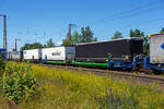 Spezieller sechsachsiger Gelenk-Taschenwagen System HELROM, 33 80 4878 023-7 D-HELR, der Gattung Sdmrs, der HELROM Trailer Rail am 28 Juni 2024 im Zugverband bei der Durchfahrt in Rudersdorf (Kreis Siegen).

Der Clou bei HELROM sind neuartige Transportwaggons, die keine teuren Kran- oder Verladeeinrichtungen brauchen. Dieses Megaswing-System ist ein spezieller Taschenwagen mit schwenkbaren Aufnahmewannen für Sattelauflieger. Hydraulikstützen dienen als Stabilisierung, wenn die Wanne nach links oder rechts ausschwenkt. Die Beladung der Wanne mit einem Sattelauflieger erfolgt rückwärts. Nach Absatteln des Sattelaufliegers wird die Wanne angehoben und schwenkt wieder ein. Der Sattelauflieger wird leicht abgesenkt und mit dem Waggon fest verbunden, er ist nun auf dem Waggon sicher verstaut. Die Technik ist im Waggon verbaut.

TECHNISCHE DATEN:
Hersteller: Gök Yapi  (Türkei)
Spurweite: 1.435 mm
Länge über Puffer: 34.230 mm
Drehzapfenabstand: 2 x 14.200 mm
Achsabstand im Drehgestellen: 1.800 mm
Laufraddurchmesser: 920 mm (neu)
Eigengewicht: 45.700 kg 
Max. Zuladung bei Lastgrenze: 76,0 t (ab Streckenklasse D)
Max. Geschwindigkeit: 100 km/h (beladen) / 120 km/h (leer)
Kleinster befahrbarer Gleisbogen: R 75 m
Bremse: 2 x MH-GP-A (K)
Bremssohle: Cosid 810
Feststellbremse: Ja (auf ein Drehgestell)
Intern. Verwendungsfähigkeit: TEN-GE