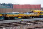   4-achsiger Drehgestellflachwagen mit klappbaren Seitenborden und Rungen, der Hering Bahnbau GmbH (Burbach), 80 80 3948 001-3 D-HGUI, Gattung Res, hier als Schutzwagen zum GOTTWALD