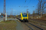 Zwei gekuppelte Dieseltriebzüge vom Typ Alstom Coradia LINT 41 und 27, der HLB (Hessische Landesbahn GmbH), erreichen am 12 April 2025, als RB 95  Sieg-Dill-Bahn  (Siegen - Dillenburg) den Hp Wilnsdorf-Rudersdorf (Kr. Siegen). Vorne der LINT 41 - VT 253 (95 80 0648 153-4 D-HEB / 95 80 0648 653-3 D-HEB) und dahinter der LINT 27 - VT 201 ABp (95 80 0640 101-1 D-HEB). 

Nochmals einen lieben Gruß an den netten Lokführer zurück.

Beide Alstom Coradia LINT wurden 2004 von Alstom, vormals Linke-Hofmann-Busch GmbH (LHB) ) in Salzgitter-Watenstedt gebaut, der LINT 41 unter der Fabriknummer 1188-003 und der LINT 27 unter der Fabriknummer 1187-001. Beide wurden an die vectus Verkehrsgesellschaft mbH geliefert, mit dem Fahrplanwechsel am 14.12.2014 wurden alle Fahrzeuge der vectus nun Eigentum der HLB, die Hessische Landesbahn hatte 74,9% der Gesellschaftsanteile.