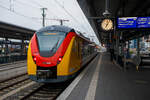 Mittlerweile fährt die Hessische Landesbahn (HLB) schon bis Dortmund Hauptbahnhof. Der ET 152 (94 80 1440 152-5 D-HEB / 94 80 1441 152-4 D-HEB / 94 80 1441 652-3 D-HEB / 94 80 1440 652-4 D-HEB) ein vierteiliger Niederflur-Elektrotriebwagen vom Typ Alstom Coradia Continental 2 (XCC MHX) der HLB (Hessische Landesbahn), hat am 21 April 2026 als RE 34 „Dortmund-Siegerland-Express“, (Siegen Hbf - Letmathe - Dortmund Hbf) seinen Ziel- und Endbahnhof Dortmund Hauptbahnhof erreicht. 

Der vierteilige Niederflur-Elektrotriebwagen wurde 2023 von ALSTOM Transport Deutschland GmbH (vormals LHB - Linke-Hofmann-Busch GmbH) in Salzgitter-Watenstedt unter der Fabriknummer D041544-11 gebaut.

Am 27. Mai 2021 erhielt Alstom einen Auftrag zur Lieferung von 32 Coradia Continental Elektrotriebzügen von der Hessischen Landesbahn GmbH (HLB) erhalten. Die Bestellung teilt sich auf in insgesamt zwölf 4-Teiler sowie zwanzig 5-Teiler und hat einen Gesamtwert von rund 200 Mio. Euro.

Alstom CORADIA Continental 2 ist ein hochmoderner Elektrotriebzug und die ideale Lösung für den Regionalverkehr im mittleren Hessen. Er ist zuverlässig, schnell und leise und bietet für die Passagiere höchsten Fahrkomfort, inklusive reichlich Platz für Fahrräder und Gepäck. Der Coradia Continental erreicht Betriebsgeschwindigkeiten von bis zu 160 km/h und bietet als vier- und fünfteilige Einheiten 206 bzw. 282 Sitzplätze. Verschiedene Mehrzweckbereiche halten ausreichend Platz für Rollstühle, Fahrräder und Kinderwagen bereit. Die Antriebsausrüstung der Züge ist auf dem Dach angeordnet, sodass der Innenraum großzügig gestaltet ist, u.a. mit einem breiten und stufenfreien Gang für besseren Fahrgastfluss. Insbesondere wird durch eine angepasste Einstiegshöhe in Verbindung mit zusätzlichen Schiebetritten ein sehr komfortabler Zugang in das Fahrzeug gewährleistet. Der Coradia Continental ist im gesamten Zug mit WLAN, Videoüberwachung sowie Laptopanschlüssen und einem Echtzeit-Fahrgastinformationssystem ausgestattet, das Verbindungsdaten anzeigt.

Verbesserte Barrierefreiheit:
Mit der reduzierten Einstiegshöhe von 60 cm können mobilitätseingeschränkte Fahrgäste auch an niedrigen Bahnsteigen barrierefrei ein- und aussteigen. Alle Fahrzeuge sind mit einem Schiebetritt ausgestattet. Dieser dient, je nach Bahnsteighöhe, als Spaltüberbrückung zum Bahnsteig oder Trittstufe. Auch Fahrgäste mit Kinderwagen, Fahrrädern oder Gepäck profitieren vom barrierefreien Zugang. Große Piktogramme weisen Fahrgästen leicht ersichtlich auf die Rollstuhl- und Fahrradbereiche hin.

Alstoms Coradia Reihe von modularen Zügen profitiert von mehr als 30 Jahren kontinuierlicher Weiterentwicklung und bewährten technischen Lösungen. Bisher wurden mehr als 3.300 Coradia Züge verkauft und rund 2.900 verkehren zurzeit in Dänemark, Frankreich, Deutschland, Italien, Luxemburg, den Niederlanden, Schweden und Kanada

Diese vierteiligen Triebzüge setzen sich auch den folgenden Wagenbaureihen zusammen1440.1 – 1441.1 – 1441.6 – 1440.6 und sind so 73.300 mm und haben 8 Fahrmotoren. Die Triebzüge haben konventionelle Enddrehgestelle und Jakobs-Drehgestelle zwischen den Mittelwagen

TECHNISCHE DATEN:
Hersteller: Alstom Transport Deutschland GmbH (Salzgitter-Watenstedt)
Baureihe: 1440.1
Art: vierteiliger Niederflur-Elektrotriebwagen
Fahrzeugbestand der HLB :12 (XCC MHX) / 22 (XCC SHU)
Spurweite: 1.435 mm
Achsfolge: Bo’(Bo’)(2’)(Bo’)Bo’ in Klammern Jakobs-Drehgestelle
Länge über Kupplung: 73.300 mm
Drehzapfenabstände: 15.550 mm / 2 x 16.400 mm / 15.550 mm
Achsabstand in den Enddrehgestellen: 2.440 mm
Achsabstand in den Jakobsdrehgestellen: 2.700 mm
Treib- und Laufraddurchmesser: 850 mm (neu) / 780 mm (abgenutzt)
Breite: 2.920 mm
Maximale Höhe (über SO): 4.280 mm
Einstieghöhe (über SO): ca. 600 mm
Eigengewicht: ca. 145 t
Minimaler befahrbarer Gleisbogen Werkstatt/Betrieb: 100/150 m
Stromsystem: 15 kV / 16,7 Hz
Höchstgeschwindigkeit: 160 km/h
Dauerleistung: 2.000 kW
Max. Stundenleistung: 2.880 kW
Fahrgastsitzplätze: 206 (davon 14 in der 1. Klasse)
Niederfluranteil: ca. 89 %
Fahrgasteinstiegstüren je Längsseite: 4
Bremse: KB C-el-pn-R-A-E-Mg (D)
