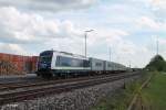 223 152 mit dem Containerzug Schweinfurt - Wiesau am Zielort.