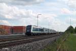 223 152 mit dem Containerzug Schweinfurt - Wiesau am Zielort.