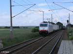 E186 140 zieht bei Jacobsdorf(Mark) ein Containerzug.