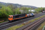Hochbetrieb in Herdorf am 23 April 2025:
Nach getaner Arbeit fahren nun die beiden Loks der KSW (Kreisbahn Siegen-Wittgenstein) die KSW 43 (92 80 1273 018-2 D-KSW) die asymmetrische Vossloh G 2000 BB und die KSW 47 (92 80 1271 027-5 D-KSW), ex D 2 der HFM, eine Vossloh G 1000 BB, geneinsam als Lokzug vom KSW-Rangierbahnhof (Betriebsstätte FGE - Freien Grunder Eisenbahn) wieder zurück in Richtung Betzdorf/Sieg. 