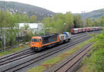 Hochbetrieb in Herdorf am 23 April 2025:
Nach getaner Arbeit fahren nun die beiden Loks der KSW (Kreisbahn Siegen-Wittgenstein) die KSW 43 (92 80 1273 018-2 D-KSW) die asymmetrische Vossloh G 2000 BB und die KSW 47 (92 80 1271 027-5 D-KSW), ex D 2 der HFM, eine Vossloh G 1000 BB, geneinsam als Lokzug vom KSW-Rangierbahnhof (Betriebsstätte FGE - Freien Grunder Eisenbahn) wieder zurück in Richtung Betzdorf/Sieg. 