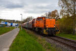 Ein langer und schwerer Coilzug im Sandwich der Kreisbahn Siegen-Wittgenstein fährt am 16 April 2026 in Neunkirchen-Struthütten auf der Freien Grunder Eisenbahn (KSW-Infrastruktur) in Richtung Neunkirchen-Salchendorf. Vorne die führende KSW 45 (98 80 0276 016-9 D-KSW) die MaK G 1204 BB. Am Zugschluss ist die nachschiebende KSW 42 (92 80 1277 902-3 D-KSW), eine Vossloh MaK G 1700 BB.