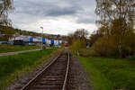 Ein langer und schwerer Coilzug im Sandwich der Kreisbahn Siegen-Wittgenstein fährt am 16 April 2026 in Neunkirchen-Struthütten auf der Freien Grunder Eisenbahn (KSW-Infrastruktur) in Richtung Neunkirchen-Salchendorf. Vorne die führende KSW 45 (98 80 0276 016-9 D-KSW) die MaK G 1204 BB. Am Zugschluss ist die nachschiebende KSW 42 (92 80 1277 902-3 D-KSW), eine Vossloh MaK G 1700 BB.