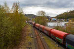 Ein langer und schwerer Coilzug im Sandwich der Kreisbahn Siegen-Wittgenstein hat am 16 April 2026 Herdorf erreicht und es geht direkt durch den KSW-Rangierbahnhof und auf der KSW-Infrastruktur (Betriebsstätte FGE - Freien Grunder Eisenbahn) weiter in Richtung Neunkirchen-Salchendorf. Vorne die führende KSW 45 (98 80 0276 016-9 D-KSW) die MaK G 1204 BB. Am Zugschluss ist die nachschiebende KSW 42 (92 80 1277 902-3 D-KSW), eine Vossloh MaK G 1700 BB.

So kann der komplette Zug aber nicht an sein Ziel hinauf zum Pfannenberg fahren, denn er muss durch die Spitzkehre Pfannenberg. So muss der Zug in mehreren Abschnitten geteilt werden und eine Lok bringt die Coilwagen hinauf. Oben befindet sich die ehemalige Grube Pfannenberger Einigkeit, wo sich heute die Produktionshallen der EMW Stahl Service GmbH ein Geschäftsbereich der SCHÄFER WERKE Gruppe befinden.
