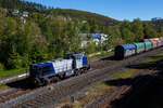 Die zurzeit an die KSW (Kreisbahn Siegen-Wittgenstein) vermietete RBH 806 / 275 806-4 (98 80 0275 806-4 D-RBH), eine MaK G 1206 der RBH - RAG Bahn und Hafen GmbH (Gladbeck), fährt am 29 April 2026 auf dem Rbf der KSW in Herdorf (Betriebsstätte Freien Grunder Eisenbahn- NE 447) an einen Übergabegüterzug heran.

Die MaK G 1206 wurde 1997 von der Siemens Schienenfahrzeugtechnik (SFT) in Kiel-Friedrichsort unter der Fabriknummer 1000905 gebaut und an die damalige RAG - Ruhrkohle AG, RAG Bahn- und Hafenbetriebe in Gladbeck als RAG 802 ausgeliefert. Sie ist eine Lok des erfolgreichen Typs G 1206 aus dem 3. Typenprogramm. Im Jahr 2004 erfolgte die Umfirmierung der RAG in RAG Bahn und Hafen GmbH (RBH) und nach der Übernahme durch die DB Schenker Rail Deutschland AG (heute DB Cargo) erfolgte 2006 die Umfirmierung in RBH Logistics GmbH.