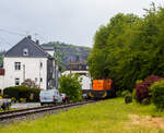 Die KSW 44 (92 80 1271 004-4 D-KSW), eine MaK G 1000 BB der KSW (Kreisbahn Siegen-Wittgenstein) am 13 Mai 2026 in Neunkirchen-Struth�tten mit einem Coilzug, auf dem Weg von Herdorf nach Neunkirchen- Salchendorf auf den Pfannenberg (ehemals Grube Pfannenberger Einigkeit), wo sich heute die Produktionshallen der EMW Stahl Service GmbH, ein Gesch�ftsbereich der SCH�FER WERKE Gruppe befinden. 
