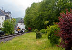 Da kommt sie und �berquert den Bahn�bergang (Malscheider Weg), die KSW 44 (92 80 1271 004-4 D-KSW), eine MaK G 1000 BB der KSW (Kreisbahn Siegen-Wittgenstein) am 13 Mai 2026 in Neunkirchen-Struth�tten mit einem Coilzug, auf dem Weg von Herdorf nach Neunkirchen- Salchendorf auf den Pfannenberg (ehemals Grube Pfannenberger Einigkeit), wo sich heute die Produktionshallen der EMW Stahl Service GmbH, ein Gesch�ftsbereich der SCH�FER WERKE Gruppe befinden. 