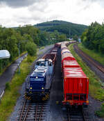 Die zurzeit an die KSW (Kreisbahn Siegen-Wittgenstein) vermietete RBH 806 / 275 806-4 (98 80 0275 806-4 D-RBH), eine MaK G 1206 der RBH - RAG Bahn und Hafen GmbH (Gladbeck), hat am 09 Juni 2026 einige leere G�terwagen von Burbach nach Herdorf gebracht, nun schiebt sie diese auf den Rbf der KSW in Herdorf (Betriebsst�tte Freien Grunder Eisenbahn- NE 447) an einen �bergabeg�terzug heran.

Die MaK G 1206 wurde 1997 von der Siemens Schienenfahrzeugtechnik (SFT) in Kiel-Friedrichsort unter der Fabriknummer 1000905 gebaut und an die damalige RAG - Ruhrkohle AG, RAG Bahn- und Hafenbetriebe in Gladbeck als RAG 802 ausgeliefert. Sie ist eine Lok des erfolgreichen Typs G 1206 aus dem 3. Typenprogramm. Im Jahr 2004 erfolgte die Umfirmierung der RAG in RAG Bahn und Hafen GmbH (RBH) und nach der �bernahme durch die DB Schenker Rail Deutschland AG (heute DB Cargo) erfolgte 2006 die Umfirmierung in RBH Logistics GmbH.