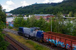 Die zurzeit an die KSW (Kreisbahn Siegen-Wittgenstein) vermietete RBH 806 / 275 806-4 (98 80 0275 806-4 D-RBH), eine MaK G 1206 der RBH - RAG Bahn und Hafen GmbH (Gladbeck), hat am 09 Juni 2026 einige leere G�terwagen von Burbach nach Herdorf gebracht, nun schiebt sie diese auf den Rbf der KSW in Herdorf (Betriebsst�tte Freien Grunder Eisenbahn- NE 447) an einen �bergabeg�terzug heran.

Die MaK G 1206 wurde 1997 von der Siemens Schienenfahrzeugtechnik (SFT) in Kiel-Friedrichsort unter der Fabriknummer 1000905 gebaut und an die damalige RAG - Ruhrkohle AG, RAG Bahn- und Hafenbetriebe in Gladbeck als RAG 802 ausgeliefert. Sie ist eine Lok des erfolgreichen Typs G 1206 aus dem 3. Typenprogramm. Im Jahr 2004 erfolgte die Umfirmierung der RAG in RAG Bahn und Hafen GmbH (RBH) und nach der �bernahme durch die DB Schenker Rail Deutschland AG (heute DB Cargo) erfolgte 2006 die Umfirmierung in RBH Logistics GmbH.