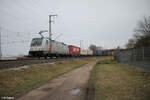 186 385-1 mit einem Containerzug in der Treuchtlinger Kurve in Nürnberg Hohe Marter.