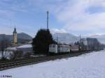 139 133 zieht bei Niederaudorf ein Sattelaufliegerzug.