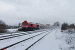 077 012-8 mit dem verspäteten Zementzug Rüdersorf bei Berlin nach Regensburg Hafen bei der Einfahrt von Wiesau/Oberpfalz.