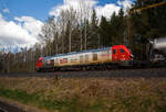 Blick aus dem Zug heraus...
Wir fuhren am 21.04.2023 mit dem RE 30 von Hof nach Bamberg, da kommt die Mitteldeutsche Eisenbahn GmbH (Schkopau) vermietete 159 235-1 (90 80 2159 235-1 D-RCM)  der ELP - European Loc Pool AG (Frauenfeld/CH), eingestellt ber die RCM Rail Care and Management GmbH (Mnchen) mit einem Staubgutwagenzug, bei Oberkotzau ber die KBS 858 (Bahnstrecke Cheb–Oberkotzau aus Richtung Cheb (Tschechien) kommend angefahren. 

Die EURO DUAL eine Co'Co'- Lok wurde 2021 von Stadler Rail Valencia S.A.U. in Albuixech (Spanien) unter der Fabriknummer  4124 gebaut und an die ELP - European Loc Pool AG in Frauenfeld (CH) ausgeliefert. Diese Zweikraftlokomotiven mit dieselelektrischem und elektrischem Antrieb fr den Streckendienst, besitzen  eine Hchstgeschwindigkeit  140 km/h, wie hier mit dieselelektrischem Antrieb eine Leistung von 2.800 kW, mit elektrischem Antrieb sind es stolze 6.150 kW. 