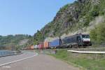 ES64 F4 113 mit einem Containerzug kurz hinter der Loreley.