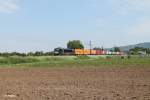 X4E 870 verlässt Weinheim( Bergstrasse) mit einem Containerzug in Richtung Mannheim.