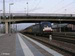 ES64 U2-005 zieht eiin BMW-Zug durch Regensburg HBF.