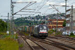 Die MRCE Dispolok ES 64 U2-072 / LZB 182 572-8 (91 80 6182 572-8 D-DISPO) fährt am 04.06.2022 mit einem KLV-Zug durch den Hauptbahnhof Siegen in Richtung Köln.