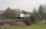 223 143 rollt langsam mit dem Wiesau Containerzug nach Hamburg kurz hinter Wiesau und erreicht gleich den BÜ Schönfeld.