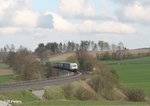 223 143 zieht bei Lengenfeld den Wiesau Containerzug nach Hamburg durch die Kurve.