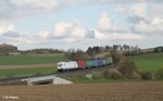 223 143 zieht bei Lengenfeld den Wiesau Containerzug nach Hamburg durch die Kurve.