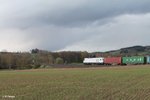 Nachschuss auf 223 143 zieht bei Lengenfeld den Wiesau Containerzug nach Hamburg durch die Kurve.