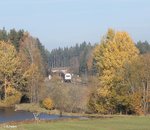 223 143 zieht den Wiesau Containerzug bei Oberteich.