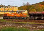   Die Northrail 275 020-6 eine Vossloh G 1206 mit Seitenkippwagen der GBM Wiebe am 22.10.2013 beim Bahnhof Dillenburg, vermietet ist sie zurzeit an die HGB (Hessische Güterbahn GmbH, Buseck).