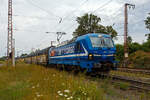 Die an die RTB Cargo (RATH Gruppe/Rurtalbahn) vermietete, SIEMENS Smartron 192 015-6 (91 80 6192 015-6 D-NRAIL) der northrail GmbH (Hamburg) (finanziert durch die Paribus Rail Portfolio III GmbH & Co. KG, Hamburg), fährt am  01 August 2024 mit einem langen geschlossen Doppelstock- Autotransportzug der ARS Altmann AG (mit Wagen der Gattung Hccrrs), durch Rudersdorf (Kreis Sioegen) in Richtung Süden.

Der SIEMENS Smartron wurde 2020 von Siemens Mobilitiy in München-Allach unter der Fabriknummer 22817 gebaut und an die Paribus Rail Portfolio III die Loks der northrail GmbH (Hamburg) finanziert.

Die SIEMENS Smartron Loks, sie sind ja reine für den Güterverkehr in Deutschland konzipierte Lokomotiven. Der Smartron basiert auf bewährten Komponenten des Vectron, ist somit quasi eine abgespeckte und preislich günstigere Vectron und nutzt alle Vorteile der Standardisierung. Auch eine Doppeltraktion mit dem SIEMENS Vectron und SIEMENS ES64F4 ist möglich.