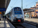 Der vierteilige Elektrotriebzug vom Typ Siemens Desiro MainLine (Desiro ML „CityJet“) 4746 803 / 4746 303 „Hansestadt  Strahlsund“ (A-ODEG 94 81 4746 303-8 / A-ODEG 94 81 4746