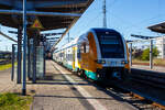 Der vierteiliger Siemens Desiro HC 3462 130-0 der ODEG (Ostdeutsche Eisenbahn GmbH) steht am 22 April 2022, als RE 50 nach Neustrelitz Hbf, im Hauptbahnhof Rostock zur Abfahrt bereit. Dieser ein- und doppelst�ckige Triebzug (DTZ) ist eine ehemalige sechsteilige Einheit, die zu einer vierteiligen Einheit verk�rzt wurde. 

Bei Umbau zur Verk�rzung werden die sechsteiligen Z�ge Mittig geteilt und erhalten dann einen neuen einst�ckige angetriebene Endwagen. So ist diese Verk�rzung eher eine Erweiterung um 2 einst�ckige Endwagen, die so nun als zwei gekuppelte Einheiten fahren k�nnen. Daf�r wurden im Elbe-Spree-Netz die Bahnsteige verl�ngert, da die Nachfrage gestiegen ist. 

Siemens Desiro HC (HC f�r englisch High Capacity ‚Hohe Kapazit�t‘) sind elektrische, ein- und doppelst�ckige Triebz�ge (DTZ) des Herstellers Siemens Mobility aus der Produktfamilie Siemens Desiro. Die Desiro-HC-Triebz�ge werden im Deutschen Fahrzeugeinstellungsregister als Baureihennummern 0462 (RRX), 1462 (DB Regio), 2462 (Arverio), 3462.0 (ODEG sechsteilig), 3462.1 (ODEG vierteilig) und 4462 (DB Regio) gef�hrt.

Der Desiro HC wurde auf der Innotrans 2014 vorgestellt. Der Triebzug weist einst�ckige angetriebene Endwagen und antriebslose doppelst�ckige 
Zwischenwagen auf. Der mittlere Teil der angetriebenen einst�ckigen Endwagen sowie das Unterdeck der antriebslosen doppelst�ckigen Zwischenwagen sind vom Bahnsteig ohne Stufen oder Rampen erreichbar. Ein vierteiliger Zug mit zwei Doppelstockwagen ist 105 Meter lang und hat in der Ausf�hrung f�r die ODEG 389 Sitzpl�tze (25 inkl. Klapptische und P-Sitzen in der 1. und 364 in der 2. Klasse), sowie 32 Fahrradstellpl�tze (oder �ber 20 Klappsitze). Ein f�nfteiliger Zug mit drei Doppelstockwagen ist 131 Meter lang und bietet ca. 560 Fahrg�sten Platz. Die sechsteiligen Z�ge bieten auf 157 Metern L�nge in der Ausf�hrung f�r die ODEG 637 Sitzpl�tze (davon 50 inkl. Klapptische und P-Sitzen in der 1. Klasse) sowie 49 Fahrradabstellpl�tze. Bei den Z�gen der ODEG unterscheiden sich die Sitze der 1. und 2 Klasse sehr deutlich und nicht wie bei anderen Z�gen nur durch die Farbe.

Die Fahrzeuge werden in Leichtbauweise aus Aluminium hergestellt, sie entsprechen der geforderten passiven Kollisionssicherheit gem�� TSI und EN 15227. Sie laufen auf luftgefederten Drehgestellen der Bauarten SF 100 und SF 500. Die Triebz�ge haben eine elektrodynamische Bremse mit Energier�ckgewinnung.

An der Fertigung dieses Zugtyps sind unter anderem die Siemens-Standorte Krefeld (einst�ckige Endwagen, doppelst�ckige Mittelwagen seit Anfang 2019), Wien Simmering (doppelst�ckige Mittelwagen bis Anfang 2019), Graz (Drehgestelle) und Wegberg-Wildenrath (Zusammensetzen der einzelnen Waggons und Inbetriebnahme) beteiligt.

Netz Elbe-Spree
Die Ostdeutsche Eisenbahn GmbH (ODEG) bestellte im Rahmen der Neuvergabe des Netzes Elbe-Spree 21 sechs- und zwei vierteilige Z�ge des Typs Desiro HC. Der Verkehrsverbund Berlin-Brandenburg (VBB) besitzt in dem neuen Verkehrsvertrag eine Option, bis zu 13 sechsteilige Fahrzeuge in 26 vierteilige umbauen und diese auf den Zugl�ufen des RE 1 zwischen Brandenburg und Frankfurt (Oder) in Doppeltraktion verkehren zu lassen. So st�nden in diesen Z�gen 800 statt 600 Sitzpl�tze pro Zug zur Verf�gung. Die Einheiten sollten in der Mitte getrennt und beide Teile um jeweils einen Endwagen erg�nzt werden. Die Option musste sp�testens bis zum Dezember 2022 bestellt werden.

Im Fr�hjahr 2021 zog der VBB teilweise die Option und lie� sechs sechsteilige Desiro HC in zw�lf vierteilige Einheiten umbauen. Damit erhielt die ODEG insgesamt 15 sechs- und 14 vierteilige Z�ge.

Im Zuge des Ausbauprojekts i2030 und der schrittweisen Verl�ngerung von neun Bahnsteigen entlang der Linie RE1 werden ab Ende 2025 weitere 7 sechsteilige Z�ge in 14 vierteilige umgebildet, um zwei Doppeleinheiten pro Stunde und Richtung zwischen Brandenburg an der Havel und Frankfurt an der Oder anbieten zu k�nnen. Somit erweitert sich der Desiro-HC-Bestand der ODEG von 29 auf 36 Einheiten. Das Umbauprojekt soll bis Herbst 2026 abgeschlossen und die verl�ngerten Z�ge Schritt f�r Schritt in das Interimshaltekonzept (Dezember 2025 bis Dezember 2028) eingegliedert werden.

Charakteristik
•	Mehrzweckr�ume f�r Fahrr�der, Kinderwagen und Gep�ck
•	Gro�z�gige, barrierefrei erreichbare Fl�chen
•	Innovatives Infotainmentsystem
•	optimierter Aerodynamik spart Energie im Betrieb
•	WLAN und Steckdosen im gesamten Zug
•	1.400 mm breite Einstiege und ein neu gestalteter Fahrradbereich mit Anlehn- und Parksystem
•	WC-Kabinen mit Ganzk�rperspiegel und Wickeltisch
•	25 (4-Teiler) bzw. 50 (6-Teiler) komfortable, verstellbare Sitzpl�tze f�r die 1. Klasse inkl. Klapptischen und P-Sitzen
•	4-Teiler: 2 Standard-WC und 1 Universal-WC
•	6-Teiler: 2 Standard-WC und 2 Universal-WC
•	Klimaanlage, Fu�bodenheizung
•	Fahrgastinformationen �ber Lautsprecher und Bildschirme
•	Hochaufl�sende CCTV-Kameras und Notrufsprechstellen
•	Fahrgastsicherheitssystem
•	LED-Beleuchtung

TECHNISCHE DATEN der BR 3462.1 (Desiro HC vierteilig):
Anzahl bei OEDG vorgesehen: 28	 (und 8 sechsteiler)
Spurweite: 	1.435 mm (Normalspur)
Achsformel: Bo’Bo’+2’2’+2’2’+Bo’Bo’
L�nge �ber Kupplung: 105.252 mm
Wagenl�ge Endwagen: 26.226 mm
Wagenl�nge Mittelwagen: 25.200 mm
Drehgestelltyp: SF 500 Triebdrehgestell (Endwagen)
Drehgestelltyp: SF 100 Laufdrehgestell (Mittelwagen)
Achsabstand im Drehgestell: 2.500 mm
Raddurchmesser: 920 mm (neu) / 830 mm (abgenutzt)
Breite: 2.820 mm
Leergewicht: 202 t
H�chstgeschwindigkeit: 160 km/h
Kurzzeitleistung: 4.000 kW
Stundenleistung: 3.290 kW
Beschleunigung: 1,1 m/s�
Stromsystem: 15 kV 16,7 Hz ~
Strom�bertragung: Oberleitung
Sitzpl�tze: 	389 (davon 25 inkl. Klapptische und P-Sitzen in der 1. Klasse)
Fahrradstellpl�tze: 32 (oder 20 Klappsitze)
Fu�bodenh�he (Einstieg): 800 mm (Endwagen), 730 mm (Mittelwagen) bzw. 610 mm (ein Barrierefreier Einstieg f�r Rollstuhlfahrer und Kinderwagen in einem Mittelwagen f�r 610 mm und 730 mm Bahnsteigh�hen)
Anzahl der T�ren je Seite: 8 (1.400 mm lichte Weite)
389 Sitzpl�tze (25 inkl. Klapptische und P-Sitzen in der 1. und 364 in der 2. Klasse), sowie 32 Fahrradstellpl�tze (oder �ber 20 Klappsitze).

Stand: Mai 2026
Quellen: OEDG, SIEMENS und Wikipedia
