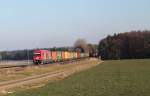 270082 mit dem Containerzug Wiesau - Hamburg bei Oberteich.