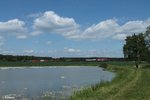 270082 überführt von Hof nach Regensburg den SETG Vectron 193 831  Christian Doppler  bei Oberteich und bringt dabei den Containerzug Hamburg - Wiesau mit.