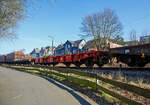 Sechsachsiger Drehgestell-Flachwagen (Schwerlastwagen), mit Rungen, jedoch ohne Stirn- und Seitenwandklappen, 33 80 482 7 013-0 D-ORME der Gattung Sammnps 482, der On Rail Gesellschaft für