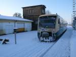 Auch der PRESS VT650 032-4 ist trotz sibirischer Klte,am 04.Februar 2012,pnktlich unterwegs.Hier stand der Triebwagen im verschneiten Bergen/Rgen.