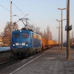 PRESS 140 037-1 mit Holzzug von Rostock-Bramow nach Stendal-Niedergrne bei der Durchfahrt im S-Bahnhof Rostock-Holbeinplatz.23.03.2012