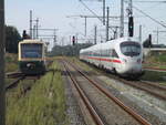 Wettfahrt zwischen dem PRESS 650 032 und dem ICE-T 4011 092,am 19.September 2020,bei der Ausfahrt aus Bergen/Rügen.